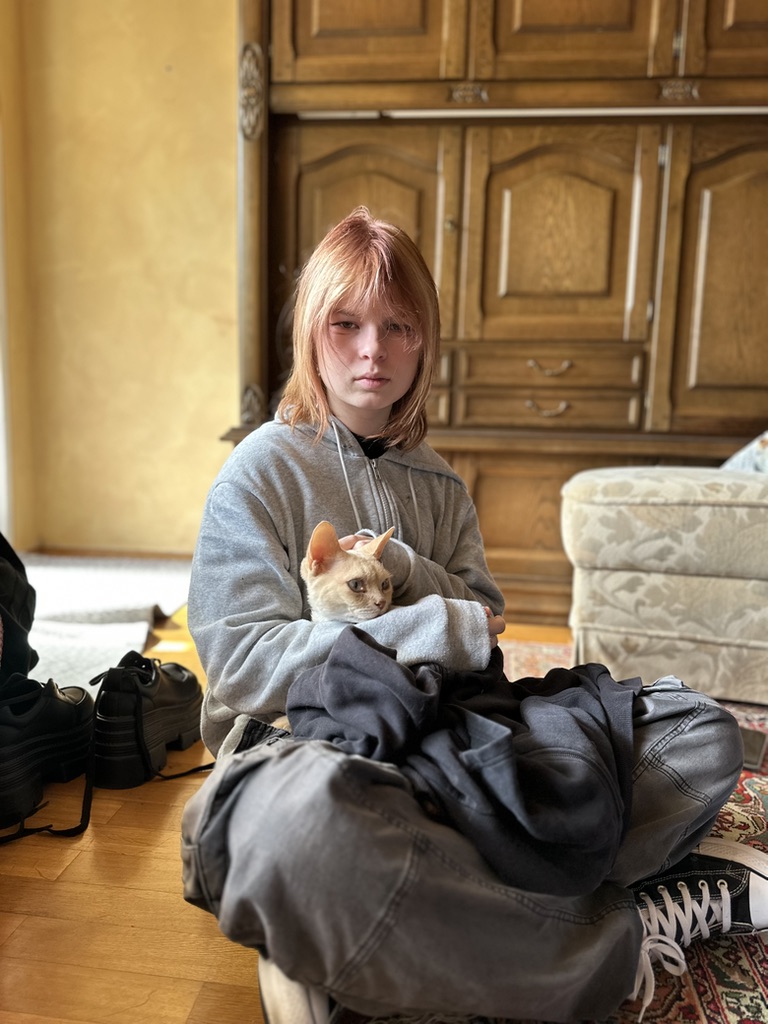 Рита с котиком 💜